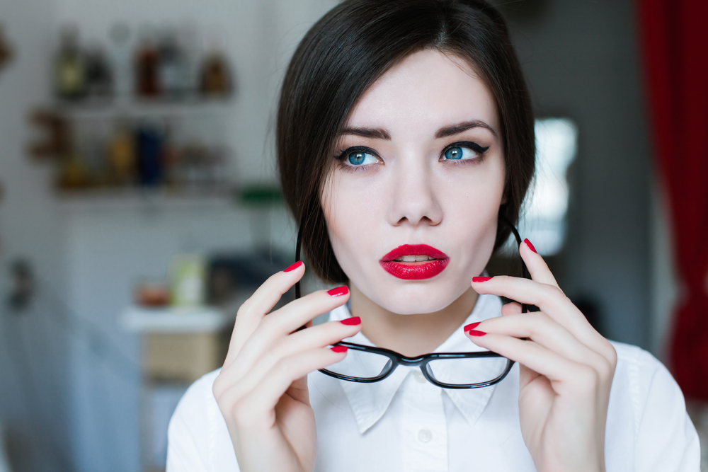 El maquillaje de ojos perfecto si llevas gafas - Blog de Cazcarra